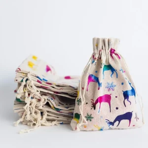 Săculeț de Crăciun cu reni colorați – 18 × 13 cm din textil, decor elegant și cadou ideal pentru sărbători.