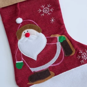 Ciorap Crăciun cu Moș Crăciun decorativ – 45 × 30 cm din textil, decor elegant și cadou ideal pentru sărbători.