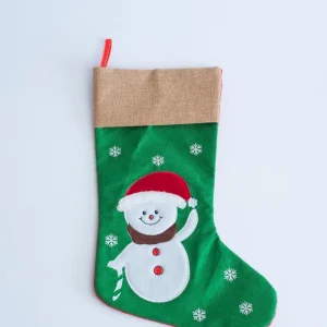 Ciorap Crăciun verde cu om de zăpadă brodat – 44 × 28 cm din textil, decor elegant și cadou ideal pentru sărbători.