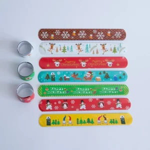 Brățară de Crăciun din plastic – modele aleatorii din plastic, decor elegant și cadou ideal pentru sărbători.