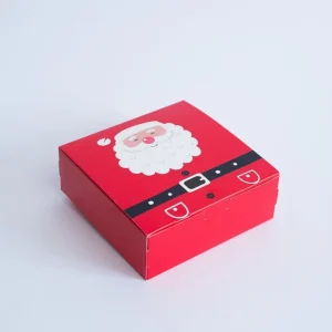 Cutie Crăciun rosie – model Moș Crăciun 14×14×5 cm din carton gros, decor elegant și cadou ideal pentru sărbători.