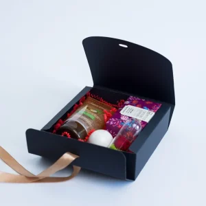 Cutie cadou neagră cu fundă satinată – 24x24x6 cm din carton gros, decor elegant și cadou ideal pentru sărbători.
