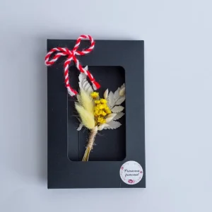 Mărțișor handmade cu flori naturale uscate galbene din flori naturale uscate, sfoară de iută, carton, decor elegant și cadou ideal pentru sărbători.
