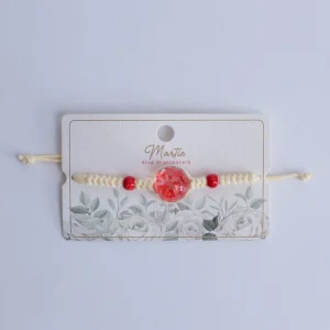 Brățară mărțișor cu floare roșie în rășină și șnur împletit crem din rășină, floare naturală uscată, șnur textil împletit, mărgele acrilice, decor elegant și cadou ideal pentru sărbători.
