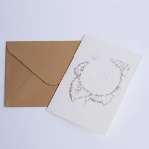 Felicitare elegantă cu camelie în relief și plic kraft din carton, decor elegant și cadou ideal pentru 8 Martie.