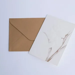 Felicitare elegantă cu crin în relief și plic kraft din carton, decor elegant și cadou ideal pentru 8 Martie.