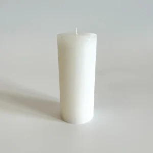 Lumânare albă cilindrică, 15.7 × 6.7 cm, ideală pentru aranjamente festive, decoruri elegante și evenimente speciale.