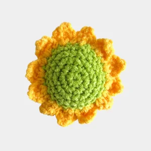 Floare croșetată manual 8 cm, galben cu verde – vedere față