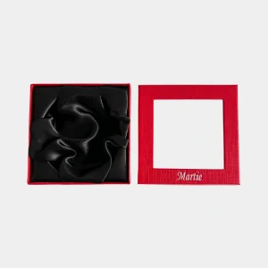 Cutie cadou Martie din satin roșu cu interior din satin negru și capac transparent