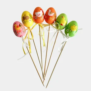 ouă decorative de Paște pe băț cu modele colorate